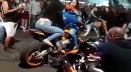 Guy Puts Two Girls On His Bike, Fails Miserably To Show Off