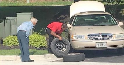 Restaurant Manager Changes WWII Vet’s Tire in Random Act of Kindness