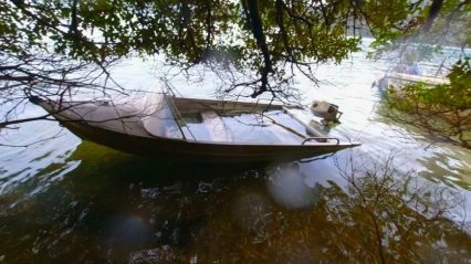 The Ultimate Good Deal – Dude Finds Abandoned Boat and Brings it Back to Life