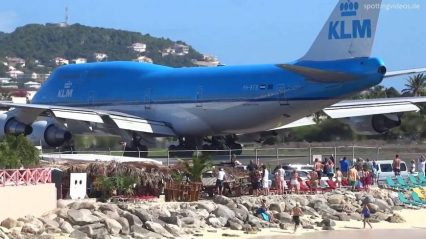 Video Shows Jumbo Jet Blasting Vacationers Off the Beach With Jet Engine Thrust