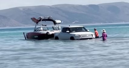 2022 Rivian R1T Drives Into Lake, Launches Boat Like it’s Nothing!