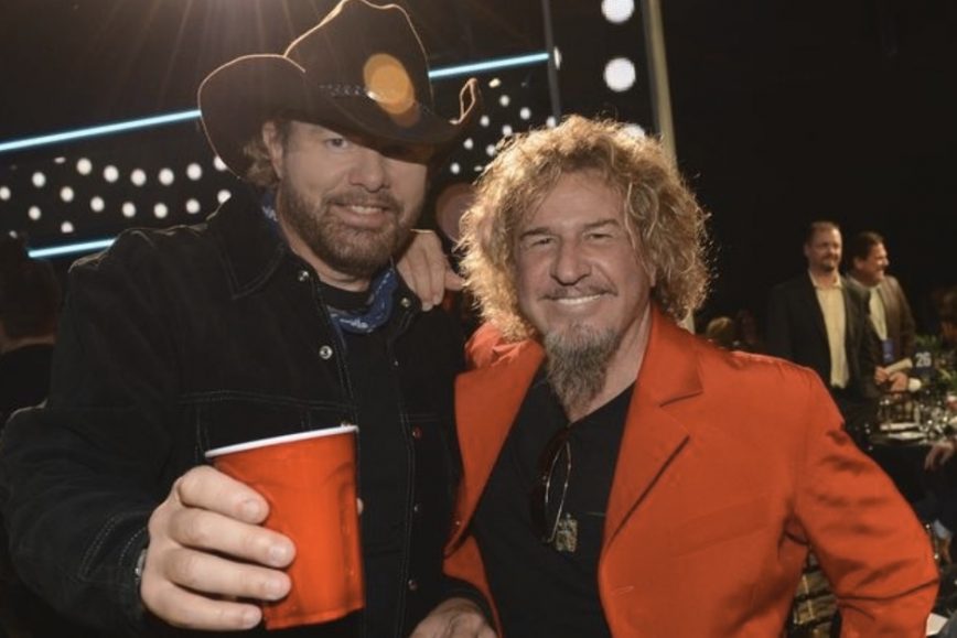 #alt_tag toby keith holding red solo cup